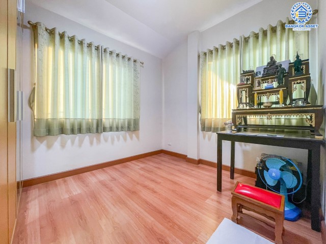 *****บ้านเดี่ยวมือสองย่านกรุงเทพฯ ม.คาซาวิลล์ สุขาภิบาล5 เนื้อที่กว้างขวางเกือบ 51 ตร.ว.  ฟังก์ชัน 3 ห้องนอน 3 ห้องน้ำ ที่จอดรถ 2 คัน แถมเฟอร์นิเจอร์ พร้อมสัญญาณกันขโมยทั้งหลัง เดินทางง่าย ห่างจากจุดขึ้น-ลงทางด่วน "สุขาภิบาล5" เพียง 11 นาทีเท่านั้น